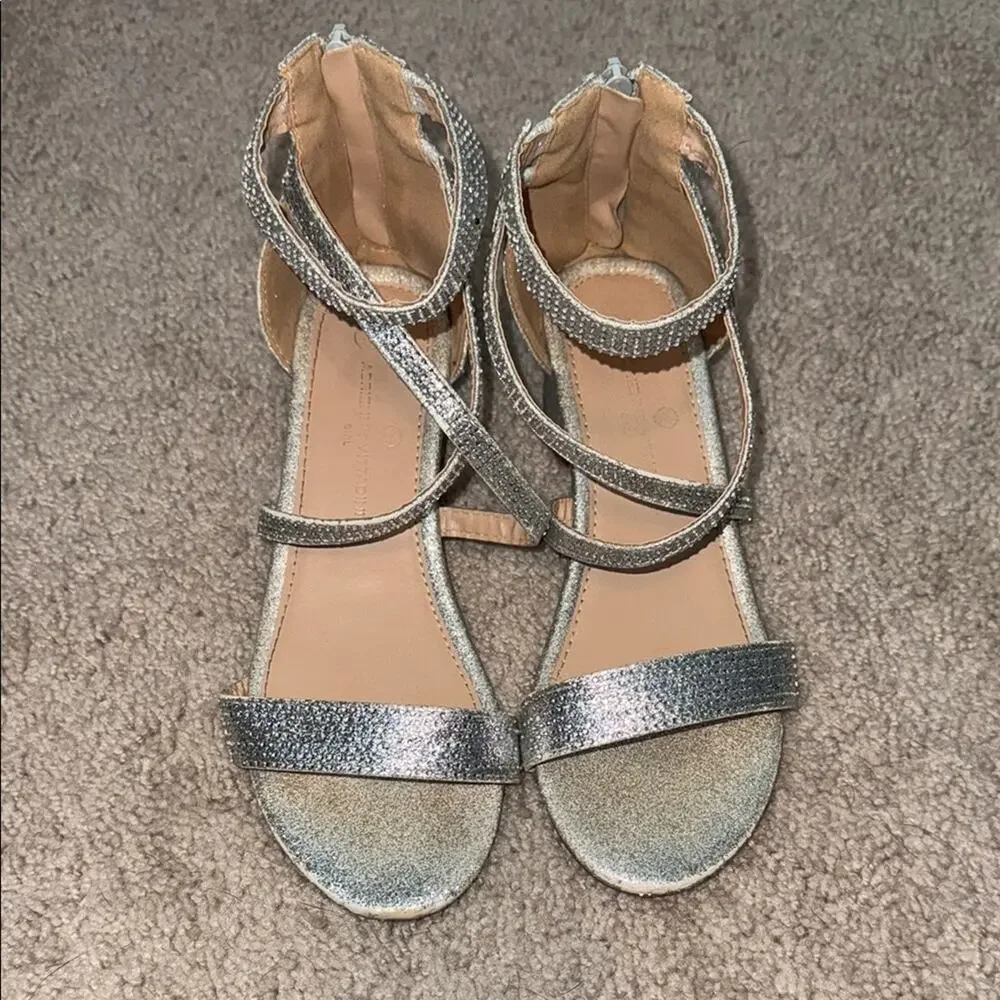 Adrienne Vittadini Levain Silver Strappy Girls Heels Kids Size 4